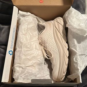 Hoka Clifton 8 Eggnog